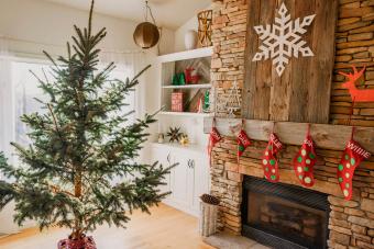 12 Cozy Fireplace Christmas Decorations to Ignite Inspiration