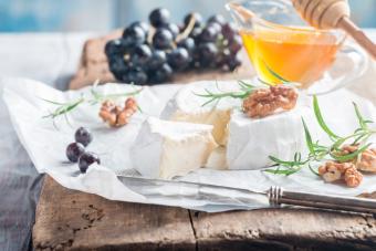 Sublime Ways to Eat & Top Creamy Brie Cheese (+ Recipes)