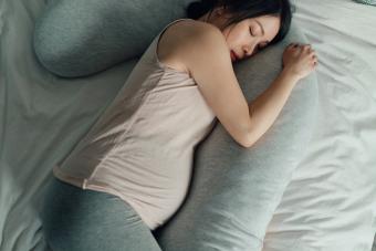 How to Use a Pregnancy Pillow: 9 Positions to Try for Optimal Sleep 