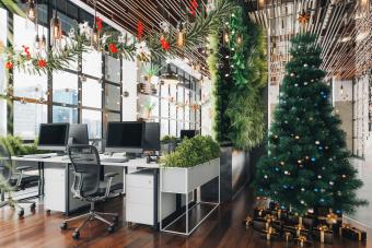 20 Ways to Make Spirits Bright With Christmas Office Decor