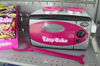 Vintage Easy-Bake Ovens That Never Go Out of Style