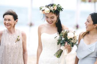 8 Mother of the Bride Beach Wedding Outfits That Are Full of Coastal Charm 